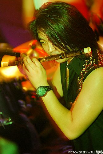 民乐手吴泽琨在演出中