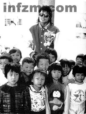 1987年，迈克尔·杰克逊在广东中山跟当地小朋友合影，到中国内地来开演唱会是杰克逊一个很大的心愿，但他到