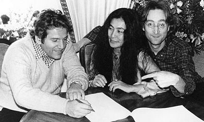 艾伦-克莱恩(左一)和小野洋子、列侬在一起