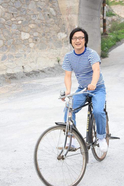 汪峰新歌mv青涩造型曝光 体验"时光倒流"(图)