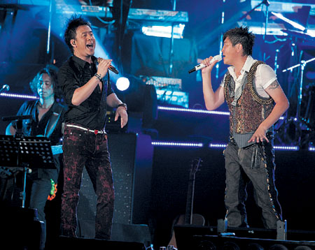 孙楠(右)与杨坤合唱