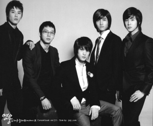 东方神起中的金俊秀(左一)、朴有天(左二)、金在中(中)状告经纪公司“压榨”艺人