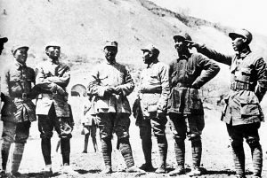 1942年4月，朱德总司令视察南泥湾。左起：左齐、邱创成、贺龙、朱德、王震、谭文邦