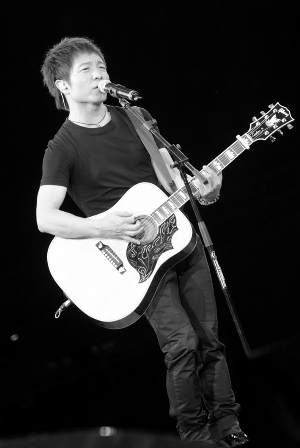 许巍将带着他的吉他登陆草原.