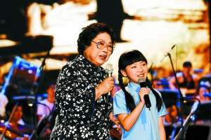 王昆与深圳九岁弟子豆豆合唱《南泥湾》