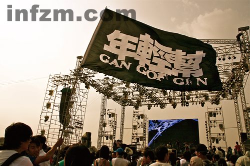 “只要内容健康，只要不反对共产党，为什么不可以让大家享受摇滚乐？”张北县委书记李雪荣说自己的想法很简单，“不开放，张北就没有出路”。 　图/余锎