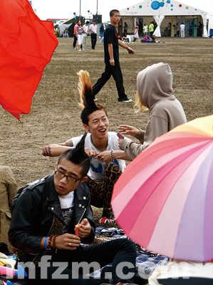 张北县委书记在指挥车里兴奋地指着车外两位年轻人，说：“看，那就是朋克！” 图/余锎