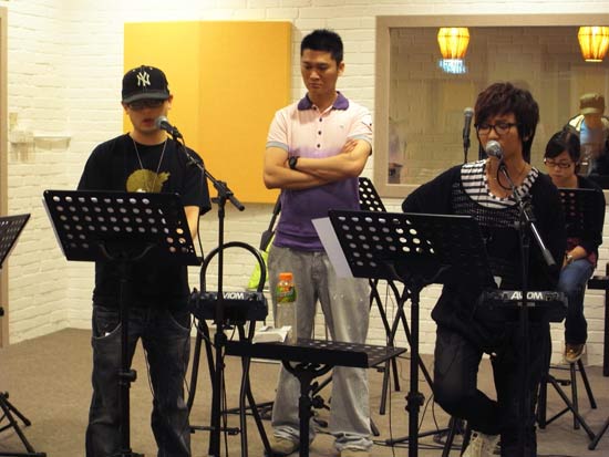 侧田与周笔畅在彩排