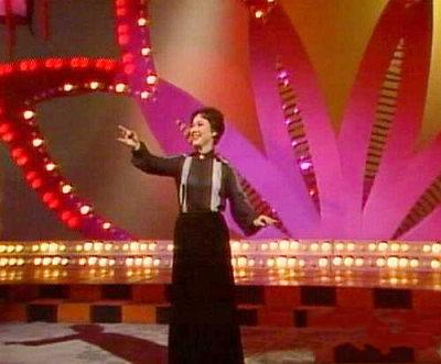李谷一在1984年春晚上演唱《难忘今宵》