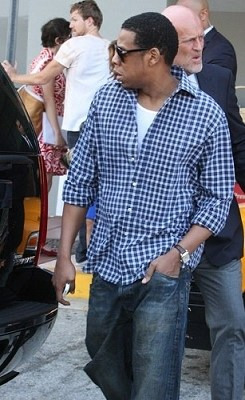 Jay-z陪同Beyonce参观艺术展览馆