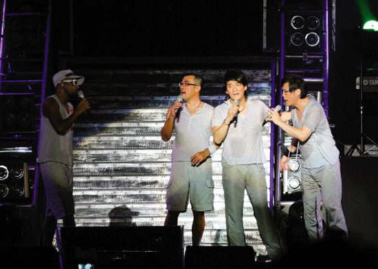 张震岳（左）不抢风头十分“敬老”