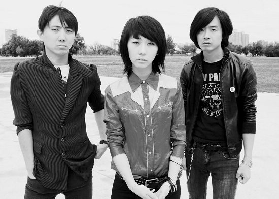 新裤子全新阵容（中间为女贝斯手赵梦）