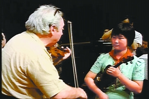 《从毛泽东到莫扎特》截图：斯特恩正在为何红英示范。