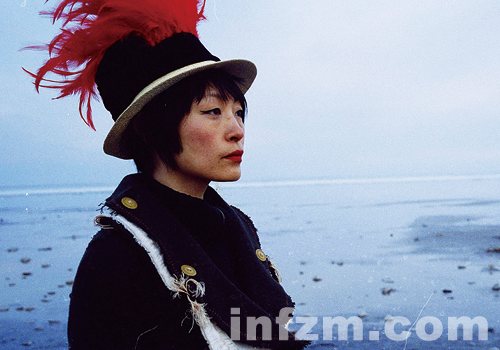再有名气的演员，其内心都极其脆弱，不堪一击。婚姻的破裂和事业的艰难使陈琳不能自拔。何况，艺人从来都是掩盖真实的自我，而把笑脸、身段、歌喉以及所谓的光鲜、轻松、快乐，抖擞出来