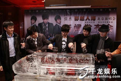 到场嘉宾共同浇注“张杰号”