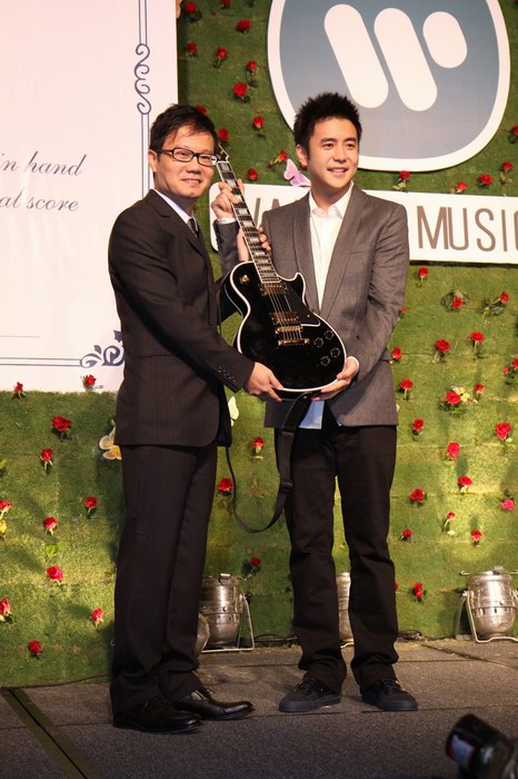 刘家昌儿子刘子千签约华纳