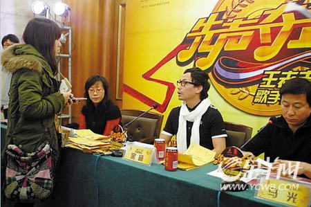 黑楠（右二）担任评委再显“毒舌”本色