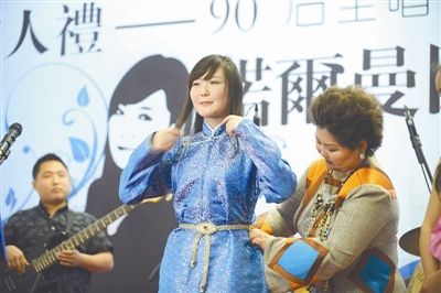 “吉祥三宝”成员诺尔曼（中）