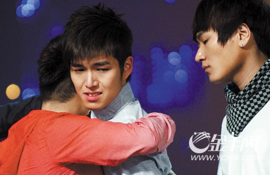 被淘汰的选手流下惜别的眼泪