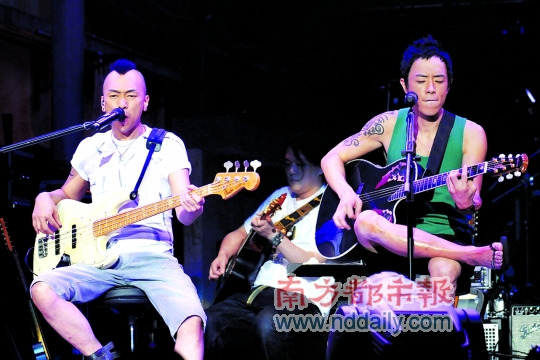 两位成员一起演出的场景。