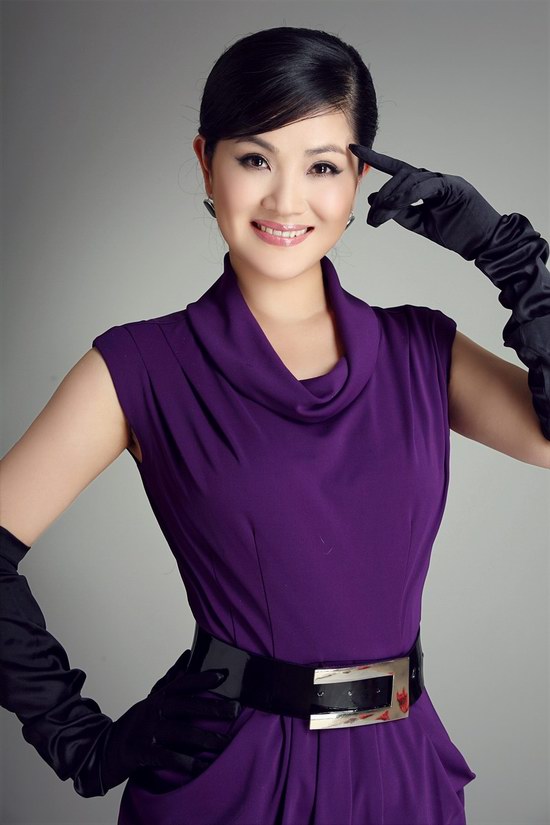 精彩图片:军旅歌手易秒英精彩写真