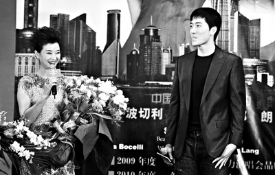 昨天见面会上，刘翔（右）向宋祖英献花（本报记者 马骏 摄）