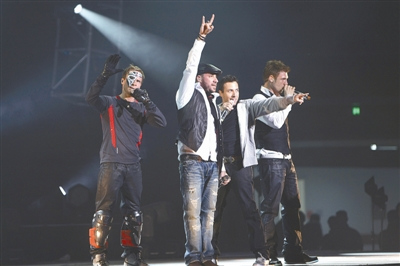 昨晚，看着4位不再年轻的后街男孩跳着十几年前的舞步，不禁让人感慨岁月不饶人