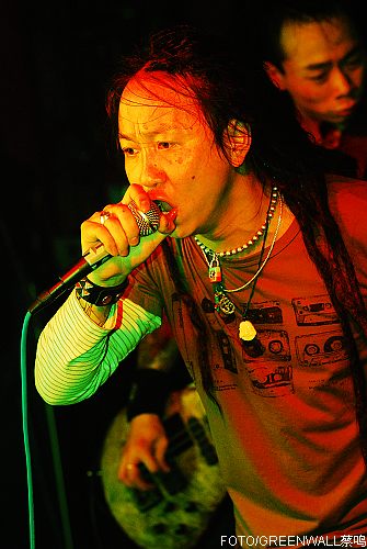 主唱胡松在演出中