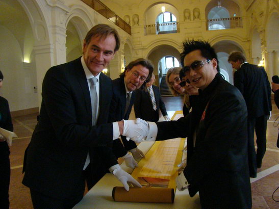 吉他老高赴德国门德尔松故乡赠送黄金乐谱