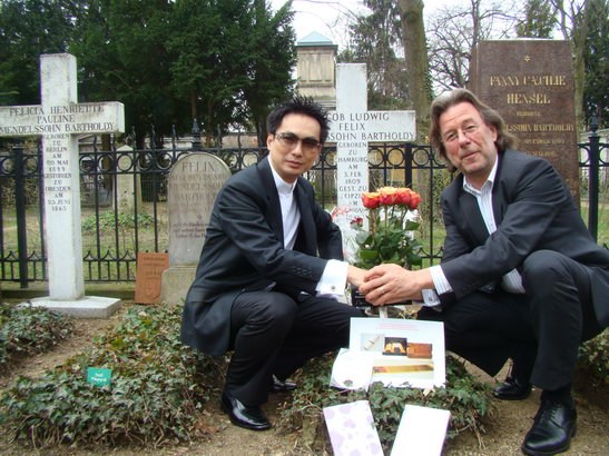 吉他老高赴德国门德尔松故乡赠送黄金乐谱