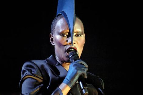 被lady gaga视为偶像的格蕾丝-琼斯