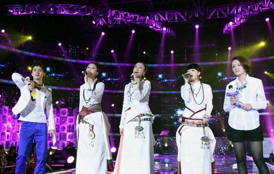 阿佳组合演唱致敬偶像Beyond的《海阔天空》歌曲