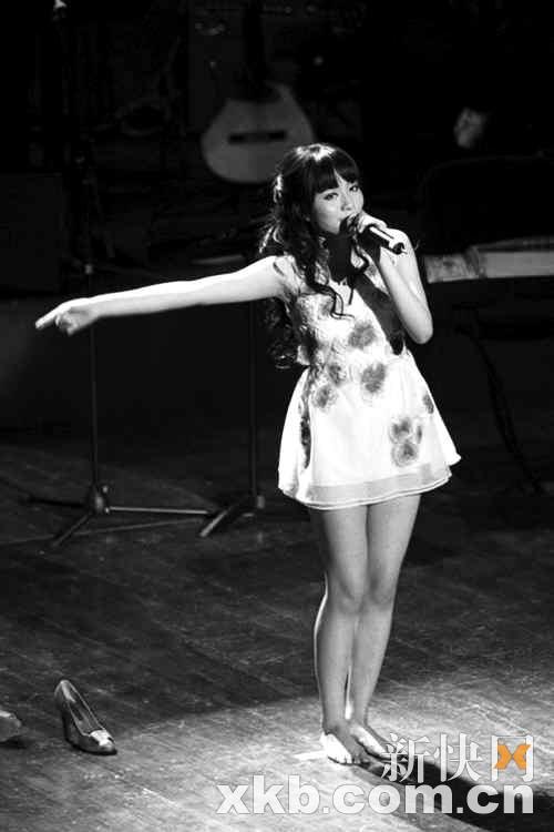 刘惜君演唱会光脚唱歌