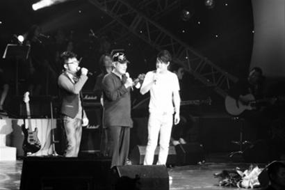 赵本山现场献唱。本报记者赵雪/摄