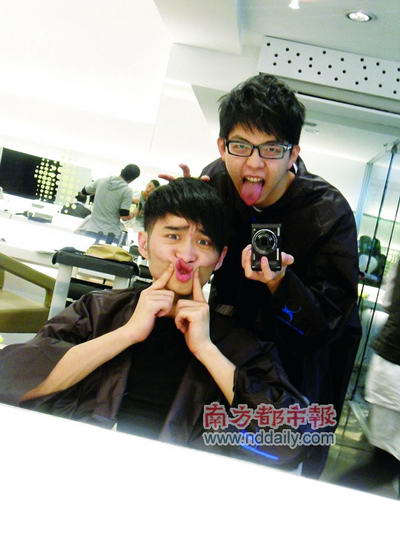 为力证自己不是“闷葫芦”，他在私家相册放了许多古怪的表情照