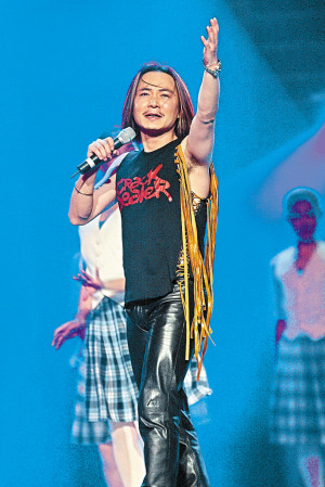 周峰2004年演出时现场