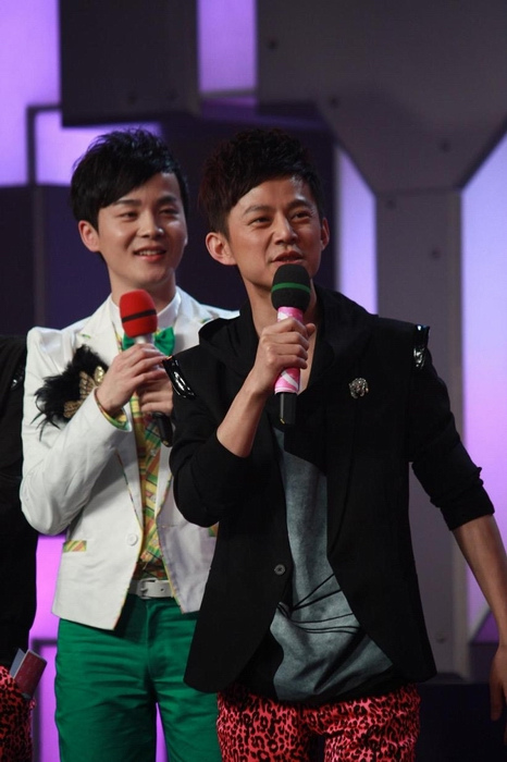 沈凌快乐大本营"踢馆" 主持唱歌双线挑战何炅