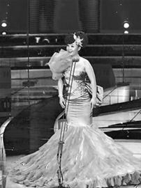 到处可见穿着大裙子的女选手