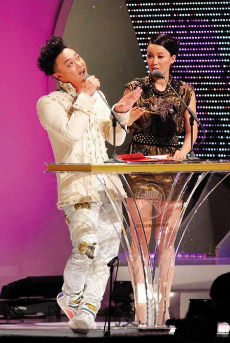 陈奕迅(左)和那英担任颁奖嘉宾