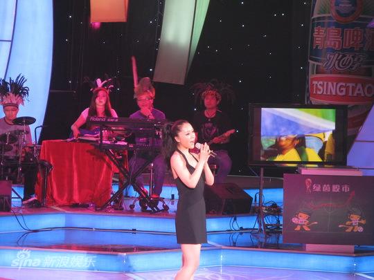 王菲菲携《水上花》亮相央视《球迷狂欢节》