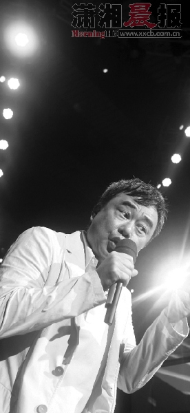 陈升爱唱歌。无论是在舞台上，还是KTV，只要拿起麦克风，世界都成了他一个人的。图/记者李林冬