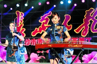 长沙市歌舞剧院的女子民乐《红歌串烧》让人耳目一新