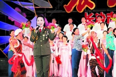 雨花区群星艺术团和友好合唱团在联合表演《山丹丹花开红艳艳》