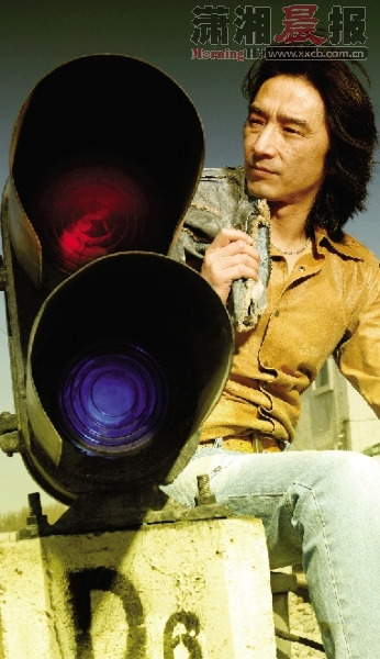 丁武并不认为，对于摇滚来说，商业与艺术是互相矛盾的，相反，摇滚可以用商业推动，实现进入主流的目标。