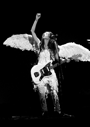 陈绮贞“展翅”造型