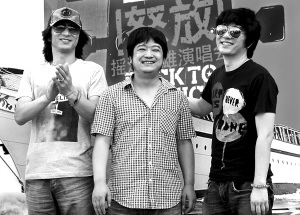 摇滚歌手郑钧（左）、何勇（中）和丁武昨在上海 本报记者 郭新洋 摄