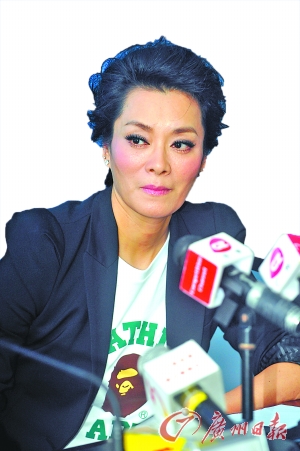 毛阿敏说《重逢》一开始录就很顺。邵权达摄