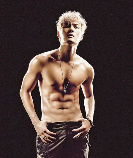 吴克群赤裸上身拍封面展示 巧克力腹肌 图 手机新浪网