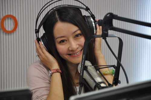 甜美微笑 新浪娱乐讯 近日,著名青年歌手李涵受邀作客北京电台fm96