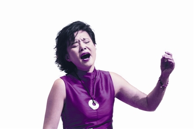 龚琳娜的演唱风格独具一格，王菲称其最难学的是眼神和身段